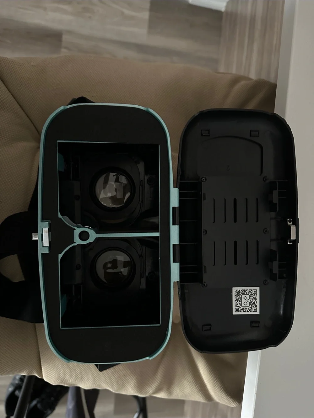 Utopia 360 VR Headset with Remote - Black and Teal